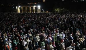 بالصور: ربع مليون مصلٍ أحيوا ليلة القدر في رحاب المسجد الأقصى المبارك