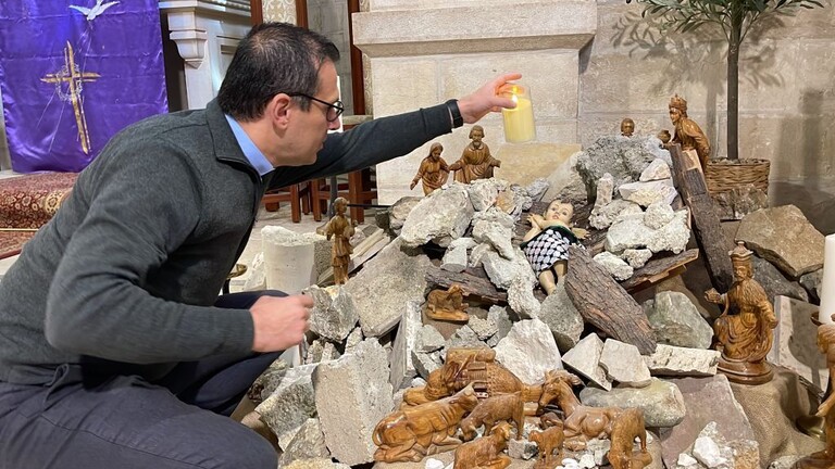 بالفيديو - دعما لغزة ... كنيسة في بيت لحم تستبدل شجرة عيد الميلاد بمجسم لرضيع وسط الأنقاض