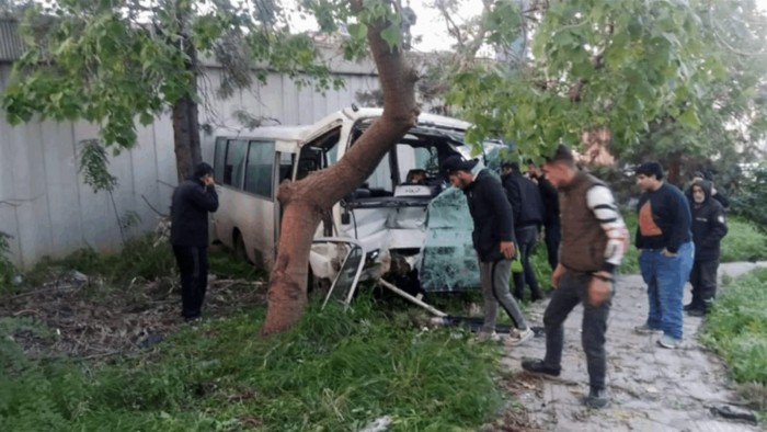 بالصور - 20 جريحا بحادث انقلاب باص لنقل الركاب!