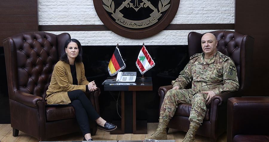 قائد الجيش يعرض ووزيرة الخارجية الألمانية التطورات على الحدود الجنوبية