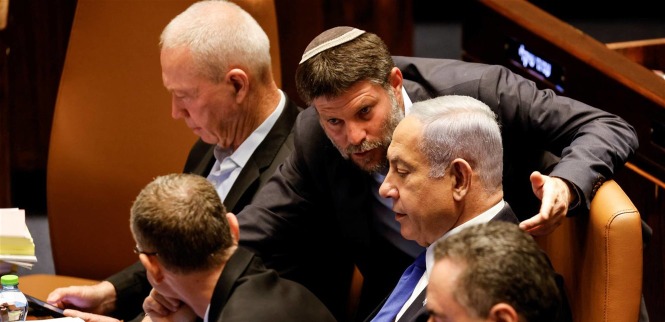 نتنياهو يقصي وزير الأمن والأركان بعد مقل الأدوية إلى غزة