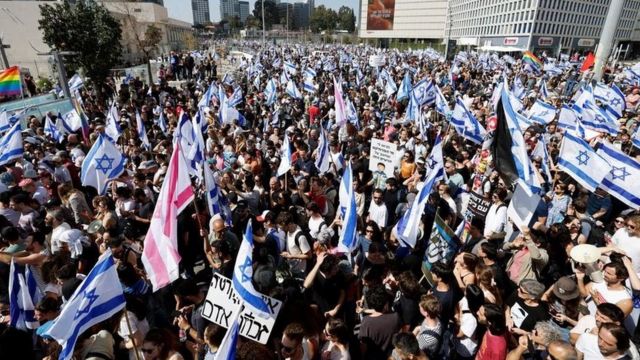 بالفيديو - الشرطة الإسرائيلية تقمع المتظاهرين في تل أبيب وتعتقل عددًا منهم!