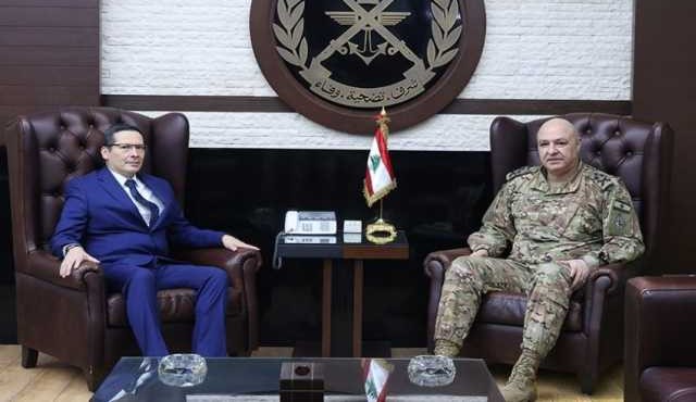 قائد الجيش يستقبل السفير الكولومبي ووفدًا من رابطة النواب السابقين