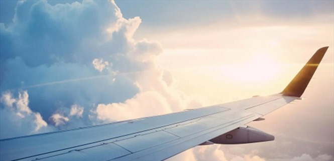 بالفيديو - جناح طائرة ركاب يتفكك أثناء رحلة في الجوّ!