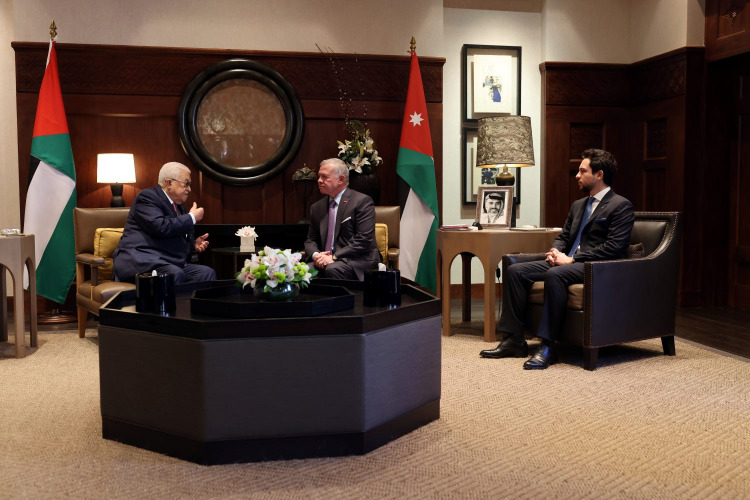 الرئيس عباس يجتمع مع العاهل الأردني