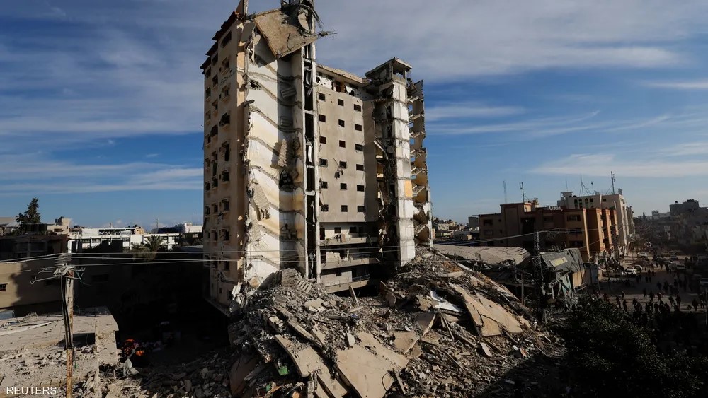 بالفيديو - يسكنه 300 شخص ... الاحتلال يقصف برجا سكنيا كبيرا في رفح!