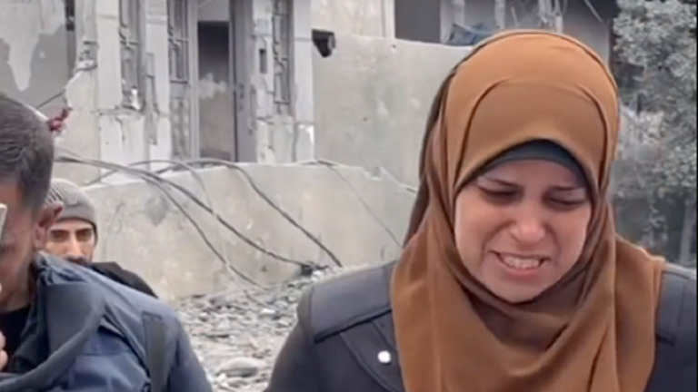 بالفيديو - في مقطع مؤثر ... سيدة فلسطينية ذهبت لإحضار الطحين فوجدت منزلها قد قصف فوق عائلتها!