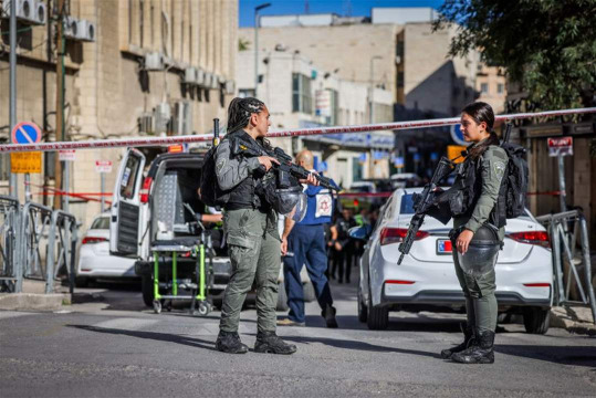 بالفيديو - اصابة ضابط اسرائيلي بعملية طعن في بئر السبع!