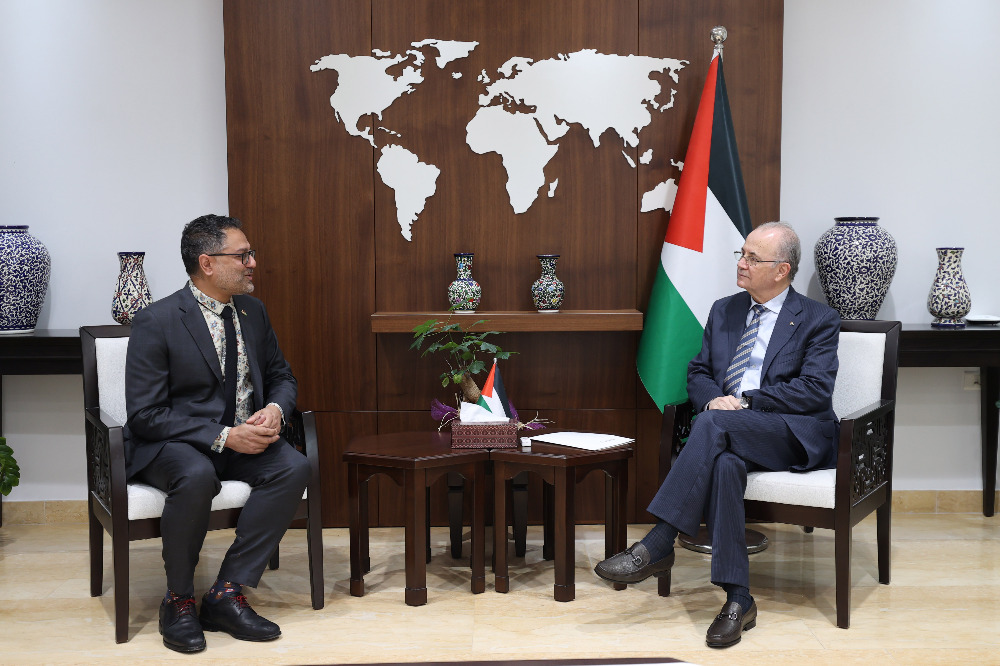 رئيس الوزراء محمد مصطفى يبحث مع ممثل كندا دعم تنفيذ برنامج الحكومة الإصلاحي وإغاثة قطاع غزة