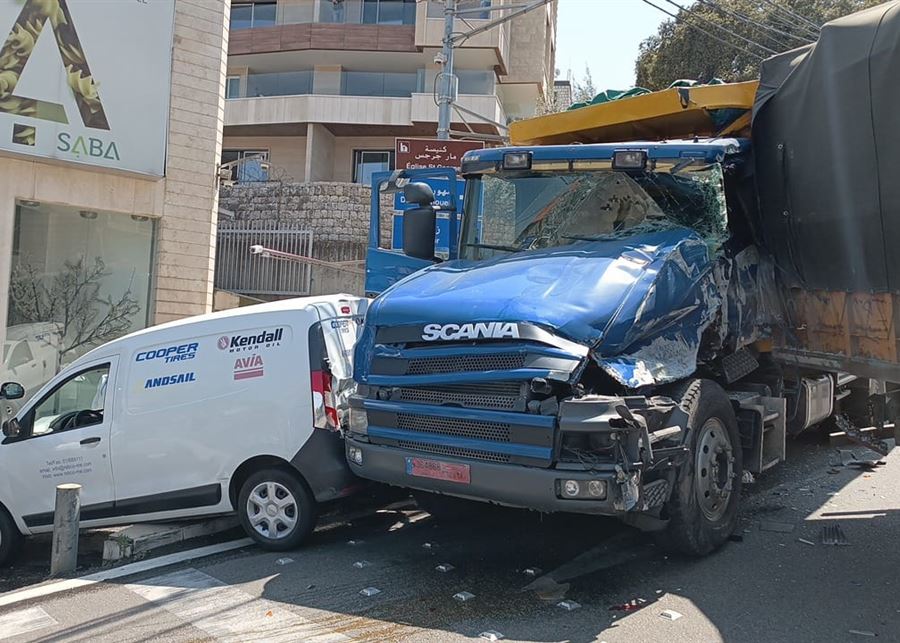 بالفيديو - حادث سير مروّع في بكفيا بين شاحنتين و3 سيارات!