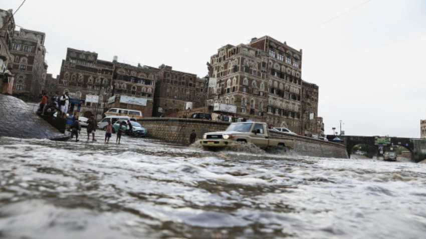 بالفيديو - سيول وفيضانات مدمرة تضرب حضرموت اليمنية
