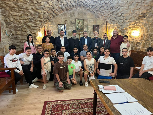 خوري خلال زيارة كنيسة القديس جوارجيوس في بلدة الخضر: هدفنا الحفاظ على الارث والوجود الفلسطيني المسيحي