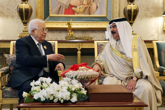 الرئيس عباس  يجتمع مع ملك البحرين