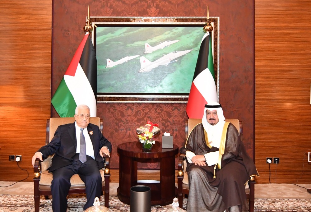 الرئيس عباس يجتمع مع رئيس وزراء الكويت