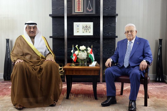 الرئيس عباس  يجتمع مع ولي العهد الكويتي في نيويورك