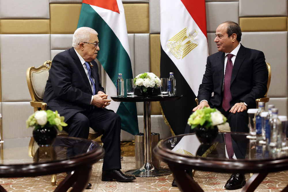 الرئيس عباس يجتمع مع الرئيس المصري