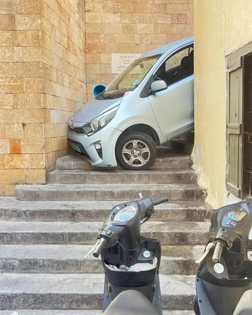 ​عين المريسة: سيارة تعلق على درج بسبب Google Maps