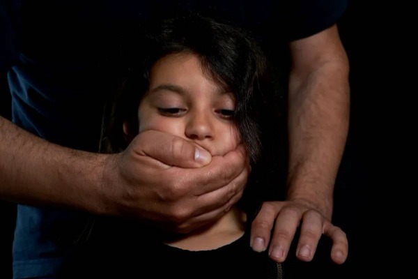 "تحمّلي شوي"... طفلة توثّق تحرّش جدّها بها في النبطية: تفاصيل تقشعرّ لها الأبدان!