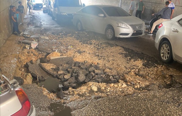 بالصور.. هذا ما تسببت به مياه الأمطار تحت جسر خلدة!