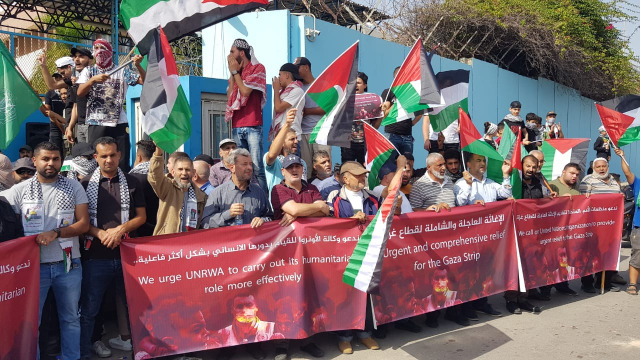 اعتصام أمام مقر "الأونروا" في لبنان للتنديد بتخاذل الأمم المتحدة ومنظماتها عن إغاثة غزة