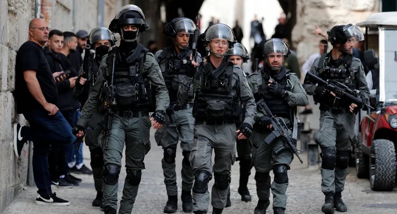 بالفيديو.. جنود الاحتلال يعتدون بوحشية على رجال الدين المسيحيين في القدس