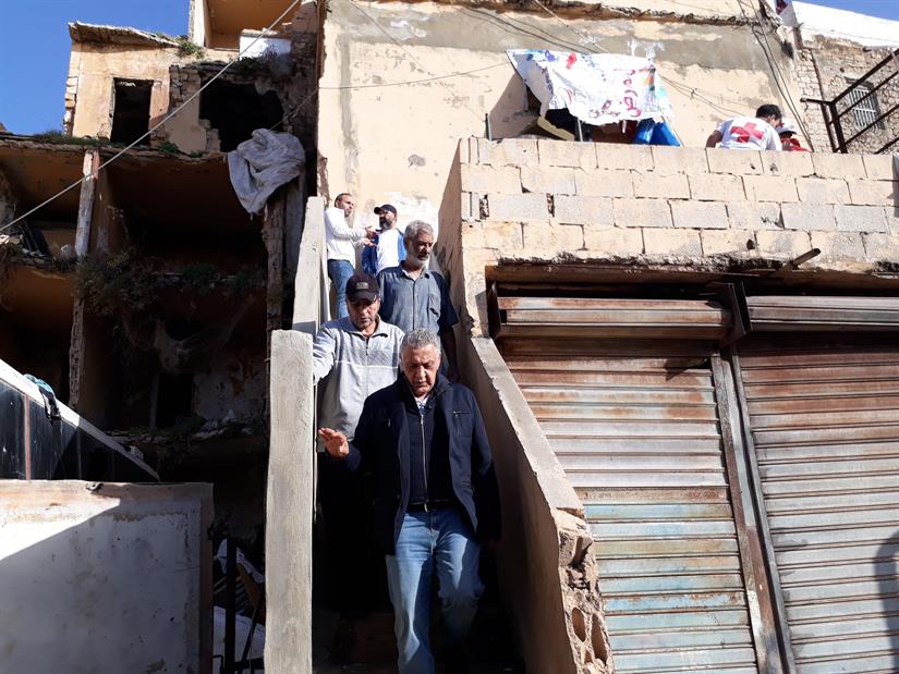 د. بديع يتابع أعمال الإنقاذ ورفع الانقاض من المبنى المنهار سقفه في صيدا