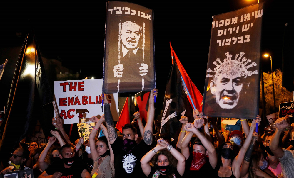 بالفيديو - "نتنياهو هو الإرهابي" ... عشرات الإسرائيليين يتظاهرون في القدس للمطالبة بإطلاق سراح كل أسراهم