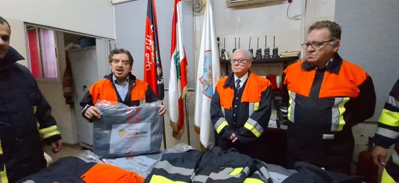 ألبسة ضد الحريق إلى فوج إطفاء بلدية صيدا  قدمتها جمعية مساعدة الشرق الألمانية!