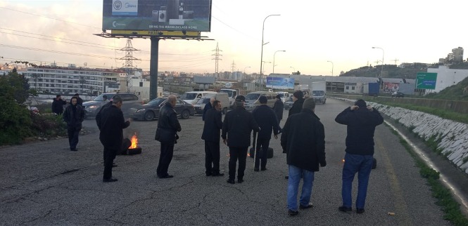 بالصور.. "تحركات احتجاجية"  وقطع طرقات في مناطق  لبنانية متفرقة