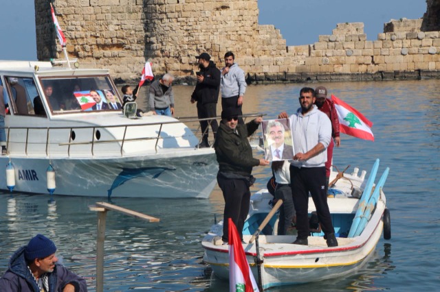 بالصور: مسيرة مراكب بحرية لصيادي الأسماك في صيدا  وفاء للرئيس الشهيد رفيق الحريري في ذكراه الـ19