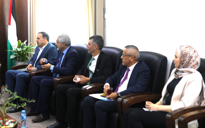 برهم وأبو هولي يبحثان التعاون لخدمة قضايا اللاجئين على صعيد التعليم