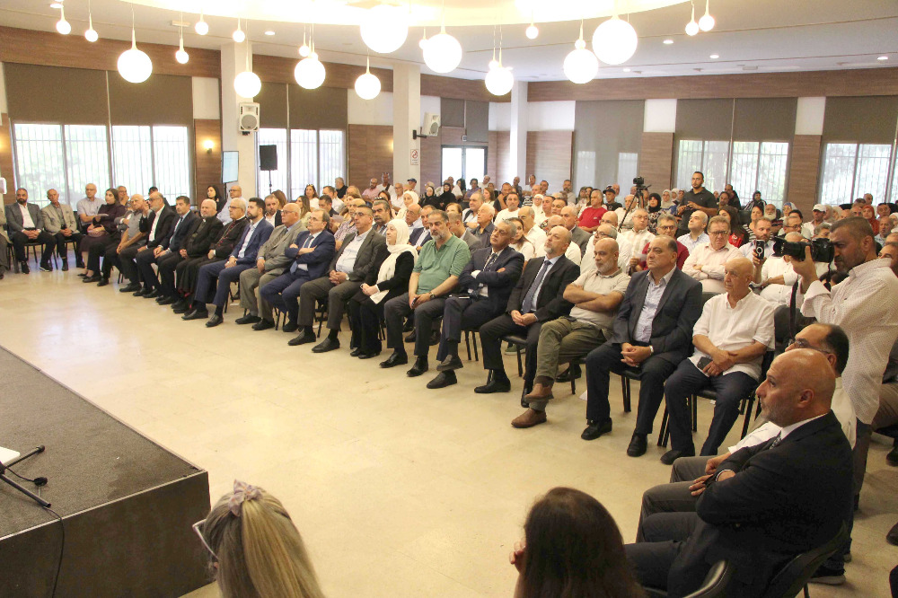 تسليم الدفعة الأولى من سندات تمليك بيوت التعمير في صيدا والمية ومية لأصحابها باجتماع موسع في بلدية المدينة