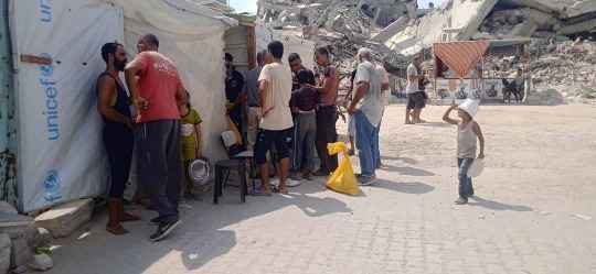 بتوجيهات د. أبو هولي.. اللجنة الشعبية للاجئين في مخيم خان يونس توزع بالتعاون مع "المستشفى الميداني الأردني" طروداً غذائية
