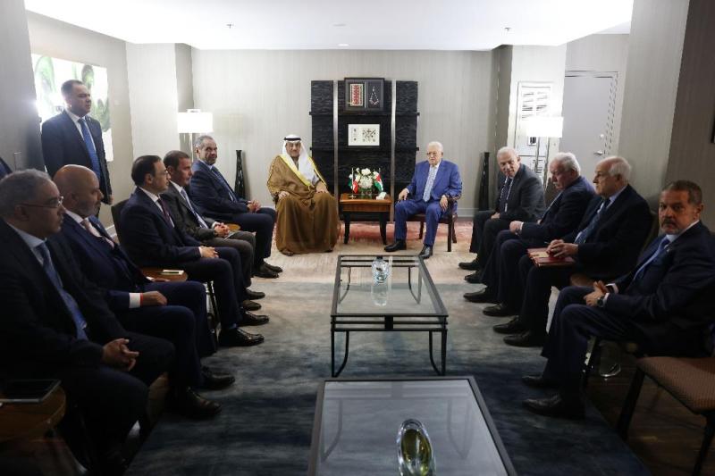 الرئيس عباس  يجتمع مع ولي العهد الكويتي في نيويورك