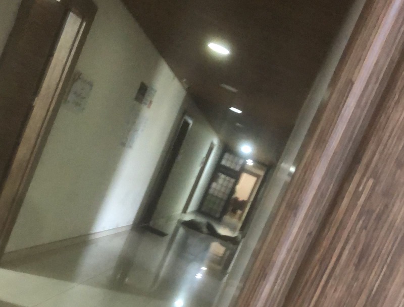 جريمة مروعة تهز محكمة شحيم الشرعية.. زوج يطلق النارعلى زوجته