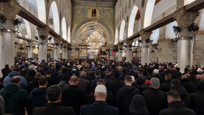 60 ألفا يؤدون صلاتي العشاء والتراويح في رحاب المسجد الأقصى المبارك