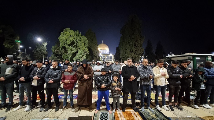 60 ألفا يؤدون صلاتي العشاء والتراويح في رحاب المسجد الأقصى المبارك