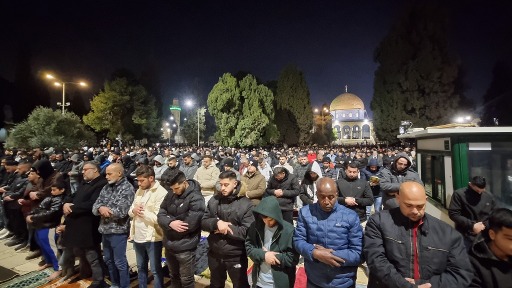 60 ألفا يؤدون صلاتي العشاء والتراويح في رحاب المسجد الأقصى المبارك