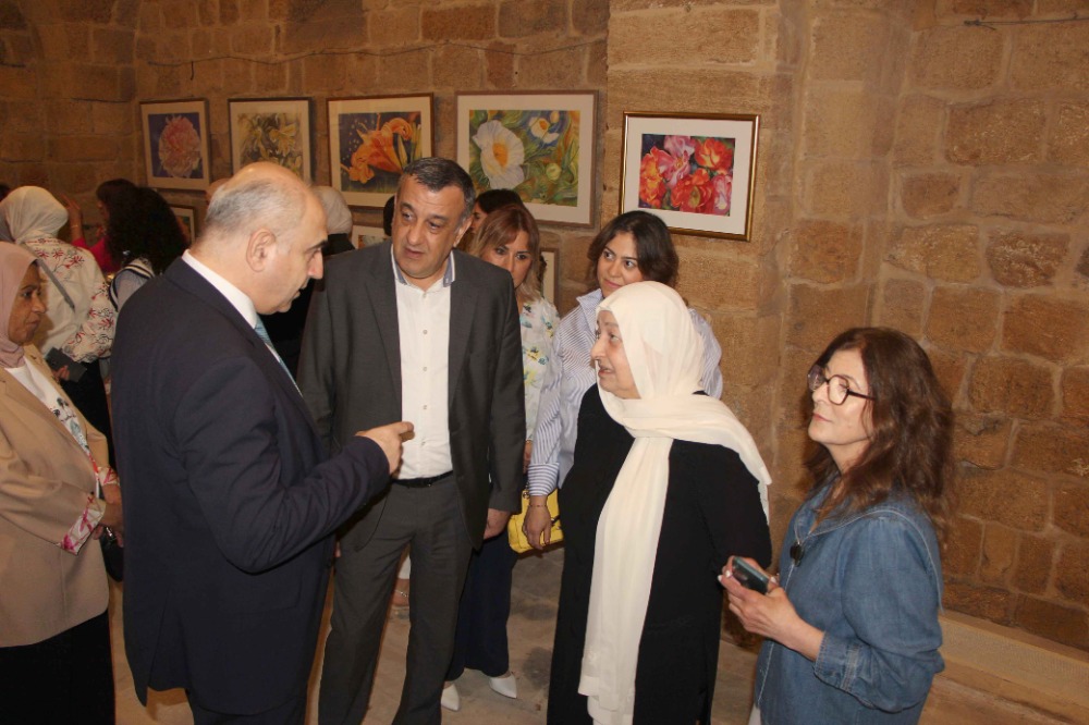برعاية بهية الحريري وحضور رئيس الجامعة اللبنانية وعميد كلية الفنون افتتاح معرض " ورود مضيئة " للفنانة رأفت الشريف في خان الإفرنج