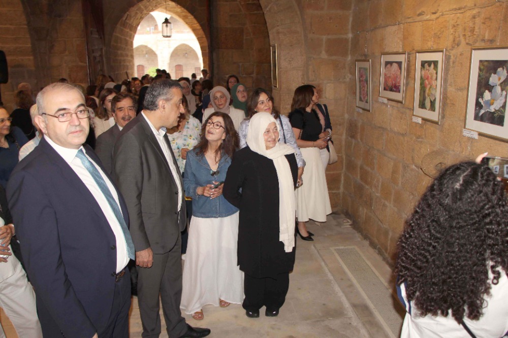 برعاية بهية الحريري وحضور رئيس الجامعة اللبنانية وعميد كلية الفنون افتتاح معرض " ورود مضيئة " للفنانة رأفت الشريف في خان الإفرنج
