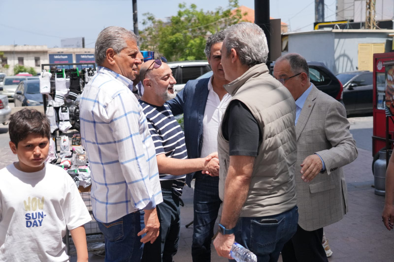 رئيس لائحة "سوا لصيدا" المهندس مصطفى حجازي يجول وأعضاء اللائحة في السوق التجاري للمدينة