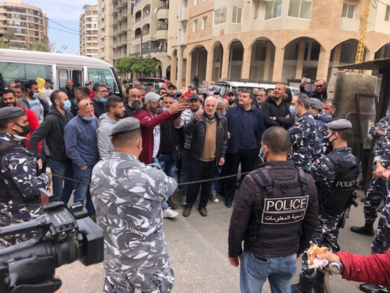 إعتصام لأصحاب وسائقي الباصات أمام قصر العدل في طرابلس