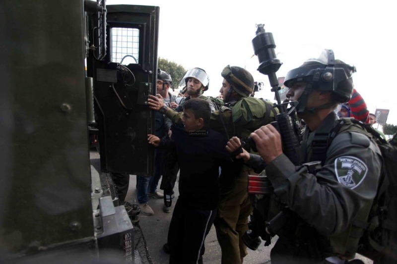 قوات الاحتلال تعتقل 17 مواطناً من الضفة بينهم أسيرة محررة