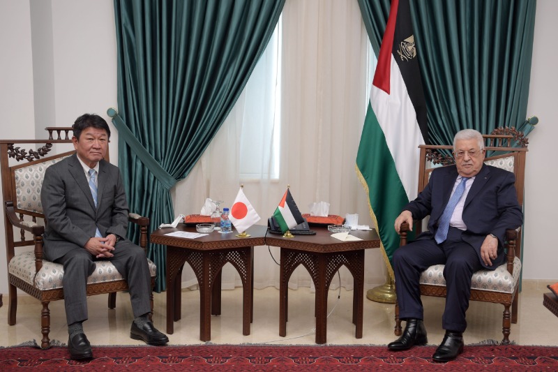 الرئيس عباس يستقبل وزير الخارجية الياباني