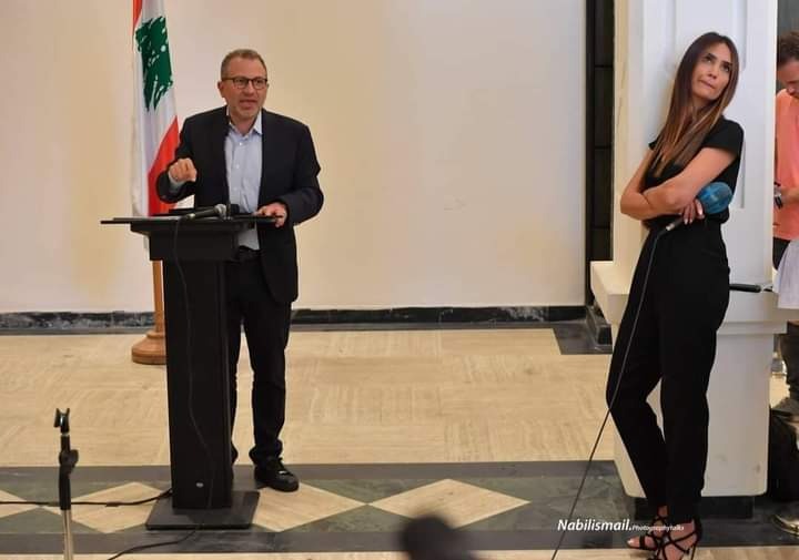 كاميرا المصور نبيل اسماعيل تلتقط تعابير وجه مراسلة الجديد وهي تنتظر بفارغ الصبر انتهاء المؤتمر الصحافي للنائب جبران باسيل