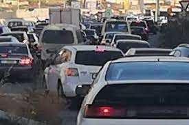 زحمة سير كثيفة من الدامور باتجاه صيدا بسبب التوافد على محطات الوقود