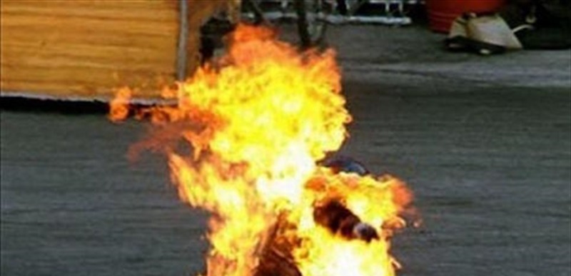 في طرابلس... امرأة تحرق نفسها
