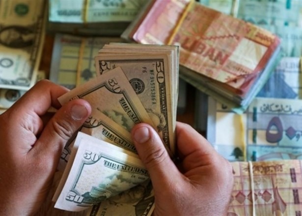 تسعيرة صباحية مرتفعة لصرف الدولار في السوق السوداء