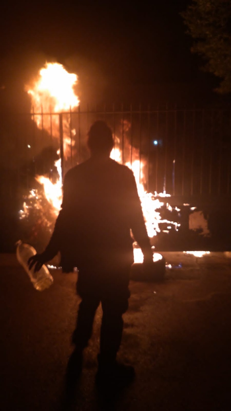 محتجون أشعلوا إطارات أمام بلدية صيدا