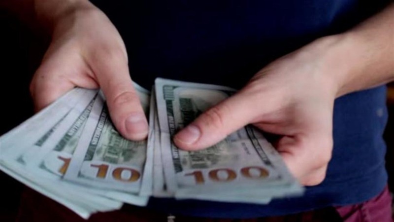 الدولار على ارتفاعه في السوق السوداء